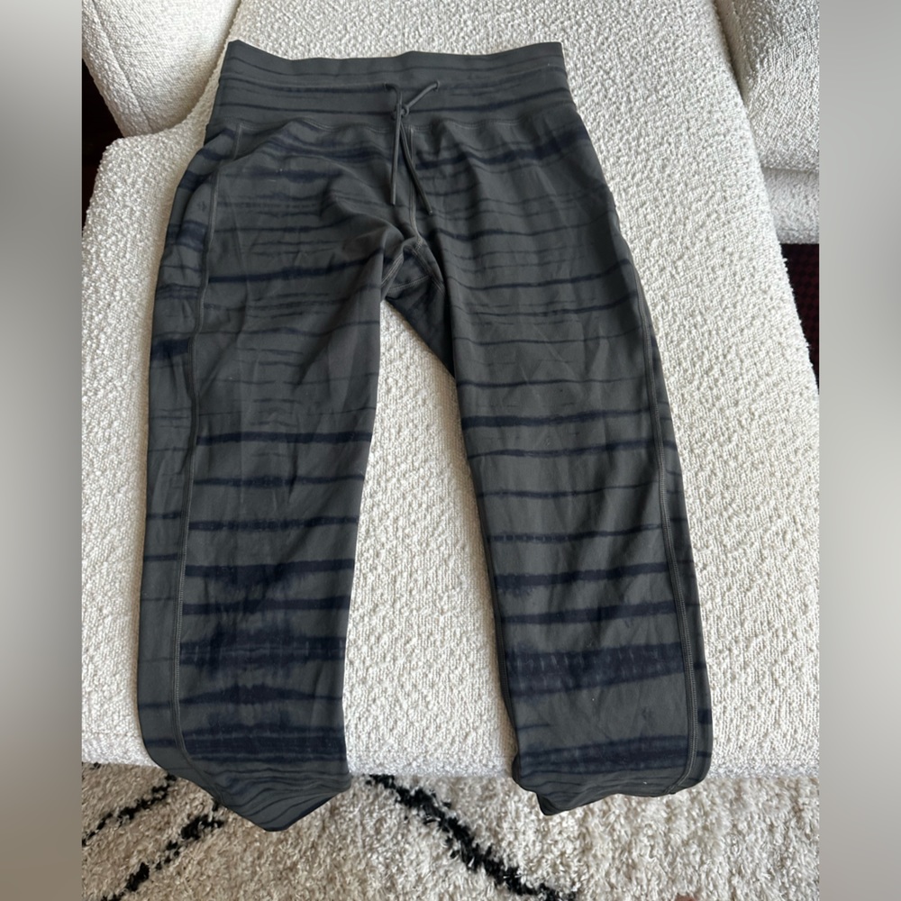 vuori every day leggings size m.    never worn.  green and black stripe.